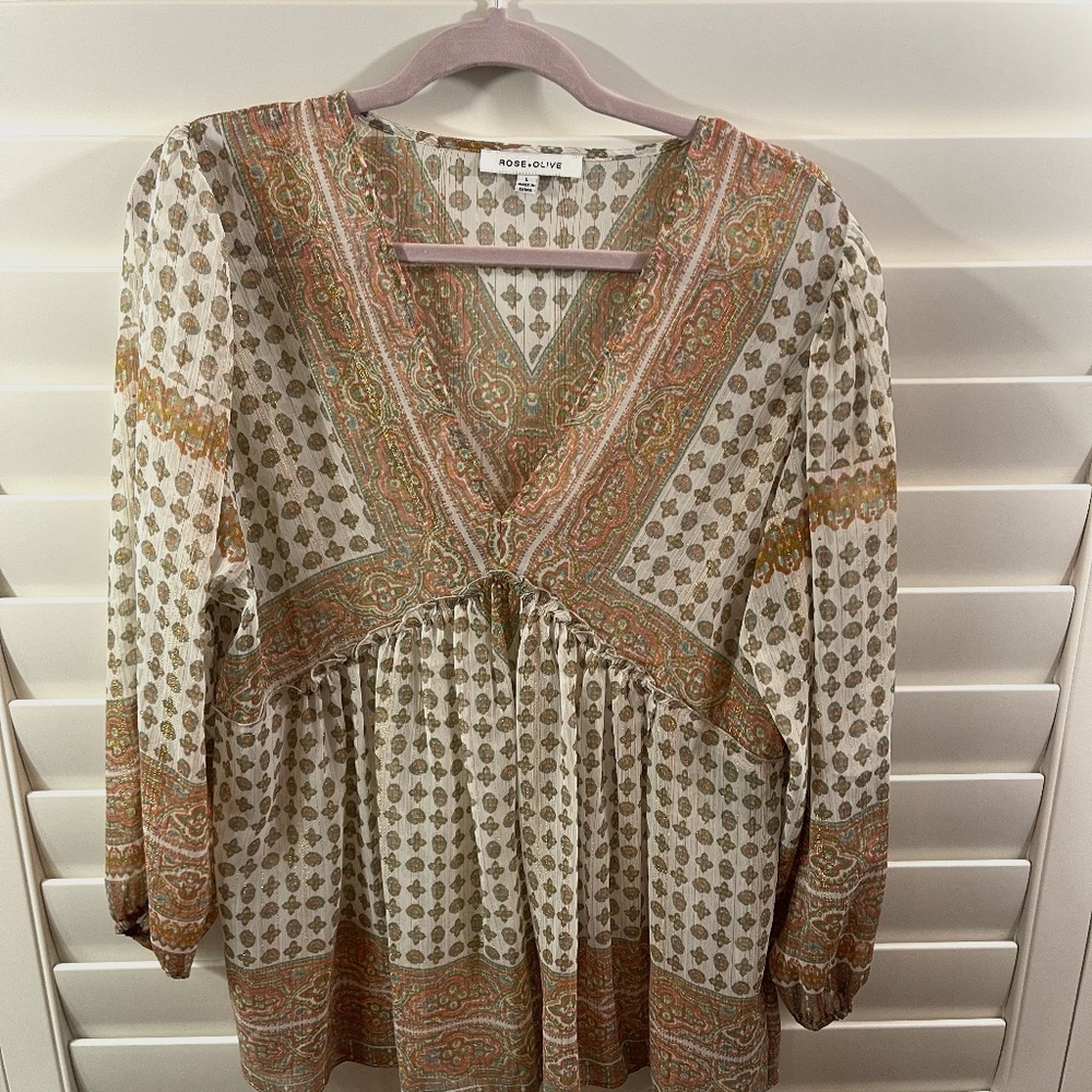 NWOT Rose + Olive Ladies Blouse Size L Cream, peach and aqua print